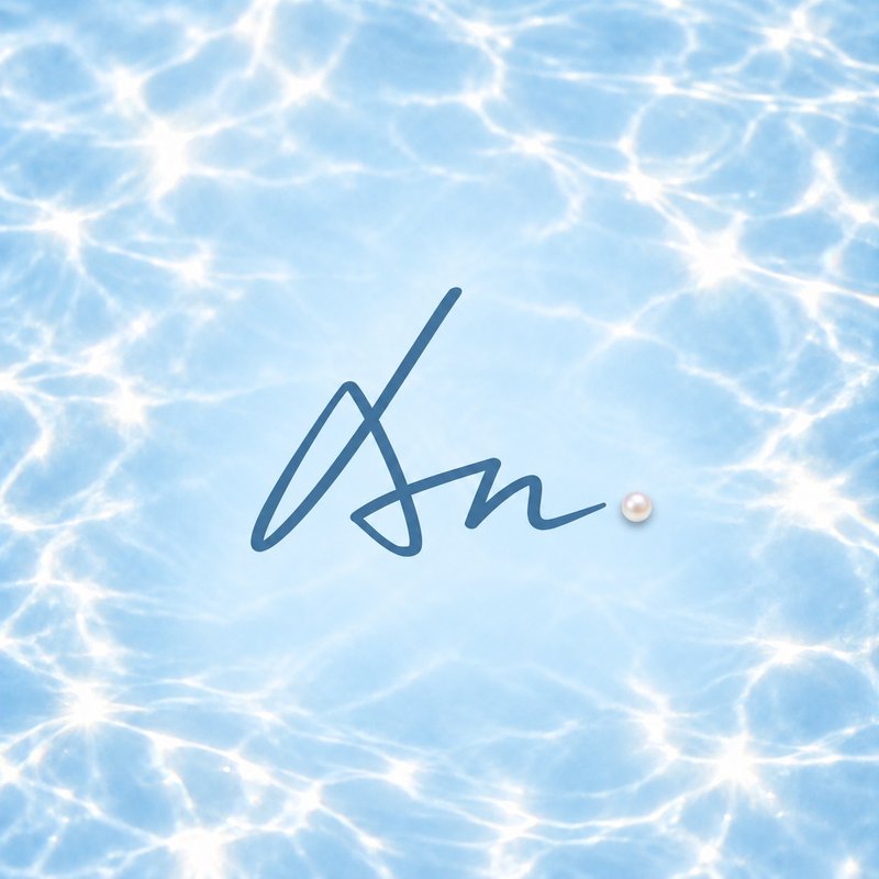 an.atelier 品牌標誌：水光上的 An. 手寫字與一顆珍珠
